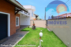 Casa com piscina a 50 metros da praia no bairro Convento Velho em Peruibe