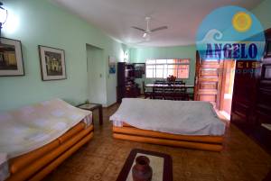 Casa terrea, 3 dormitórios, 2 lotes,  no bairro Arpoador, á 200 metros da praia
