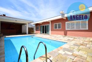 Casa térrea com piscina, 3 dormitorios em Peruíbe, entre 400 e 800 metros da praia