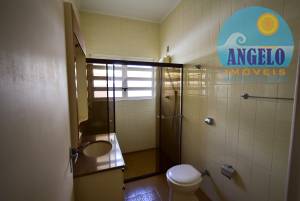 Casa térrea com piscina, 3 dormitorios em Peruíbe, entre 400 e 800 metros da praia