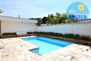 Casa térrea com piscina, 3 dormitorios em Peruíbe, entre 400 e 800 metros da praia