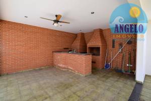 Casa térrea com piscina, 3 dormitorios em Peruíbe, entre 400 e 800 metros da praia