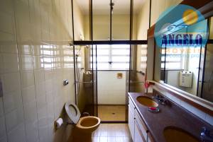Casa térrea com piscina, 3 dormitorios em Peruíbe, entre 400 e 800 metros da praia