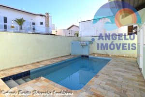 Sobrado com piscina lado praia á venda no bairro Casablanca em Peruíbe