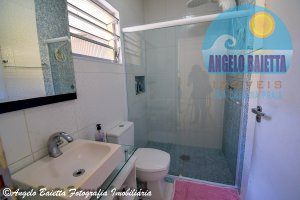 Casa com piscina á venda no bairro Stella Maris em Peruíbe