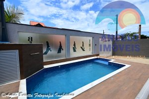 Casa com piscina a 50 metros da praia no bairro Florida em Peruíbe