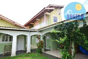 Casa com piscina para venda no bairro Jardim Marcia em Peruibe