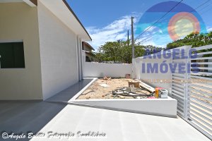 Casa nova com piscina á venda no bairro Tres Marias em Peruíbe