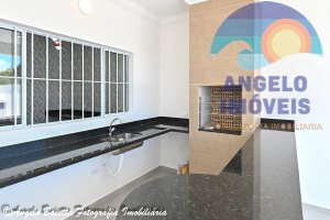 Casa nova com piscina á venda no bairro Tres Marias em Peruíbe