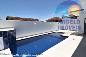 Casa nova com piscina á venda no bairro Tres Marias em Peruíbe