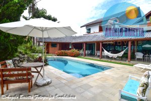 Sobrado á venda no condomínio Bougainvilleé I em Peruíbe, frente ao mar