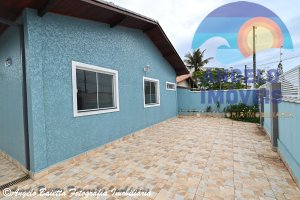 Casa lado praia á venda no bairro Barra de Jangada em Peruíbe
