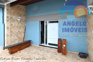 Casa lado praia á venda no bairro Barra de Jangada em Peruíbe