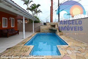 Casa lado praia á venda no bairro Belmira Novaes em Peruíbe