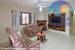 Casa lado praia á venda no bairro Belmira Novaes em Peruíbe