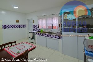 Casa lado praia á venda no bairro Belmira Novaes em Peruíbe