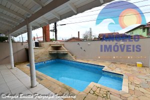 Casa lado praia á venda no bairro Belmira Novaes em Peruíbe