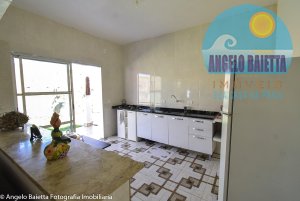 Casa á venda no bairro Maria Helena Novaes em Peruíbe