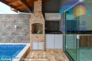 Casa com piscina á venda no bairro Flora Rica em Peruíbe