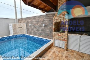Casa com piscina á venda no bairro Flora Rica em Peruíbe