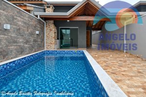 Casa com piscina á venda no bairro Flora Rica em Peruíbe