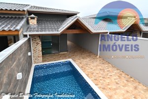 Casa com piscina á venda no bairro Flora Rica em Peruíbe