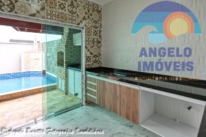 Casa com piscina á venda no bairro Flora Rica em Peruíbe