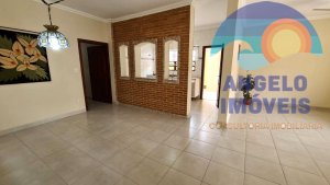 Casa com piscina á venda no bairro Oásis em Peruíbe