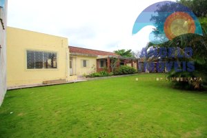 Casa lado praia em 2 lotes á venda no bairro Florida em Peruibe