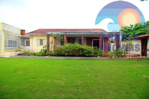 Casa lado praia em 2 lotes á venda no bairro Florida em Peruibe