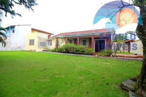 Casa lado praia em 2 lotes á venda no bairro Florida em Peruibe