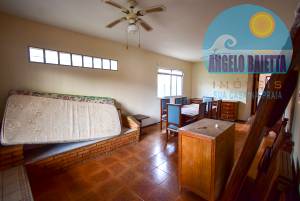 Casa com 3 dormitórios, sendo 1 suíte em Peruíbe, á 200 metros da praia