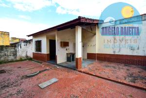 Casa com 3 dormitórios, sendo 1 suíte em Peruíbe, á 200 metros da praia