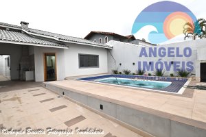 Casa com piscina pa venda no bairro Icaraiba em Peruíbe