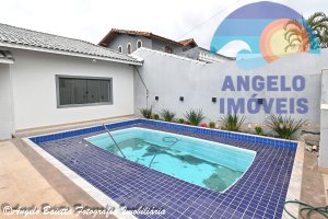 Casa com piscina pa venda no bairro Icaraiba em Peruíbe
