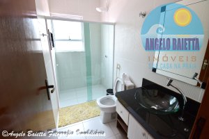 Sobrado com piscina á venda no condomínio Jardim Tres Mariias em Peruíbe