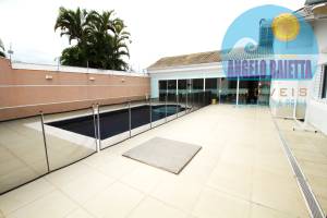 Casa com piscina á venda no bairro Três Marias em Peruíbe, á 500 metros da praia