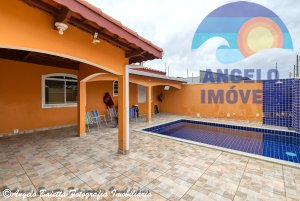 Casa com piscina á venda no bairro Oásis em Peruíbe