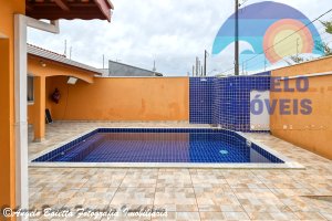 Casa com piscina á venda no bairro Oásis em Peruíbe