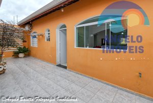 Casa com piscina á venda no bairro Oásis em Peruíbe