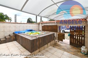 Casa com piscina á venda no bairro Ribamar em Peruíbe