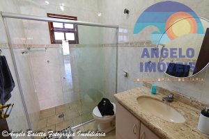 Casa lado linha com piscina no bairro Belmira Novaes em Peruíbe