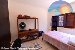 Casa lado linha com piscina no bairro Belmira Novaes em Peruíbe