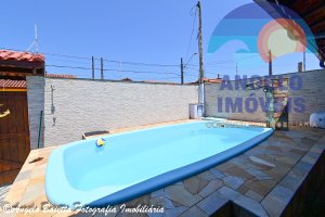 Casa lado linha com piscina no bairro Belmira Novaes em Peruíbe