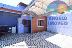 Casa lado linha com piscina no bairro Belmira Novaes em Peruíbe