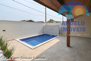 Casa lado praia com piscina á venda no bairro Oásis em Peruíbe