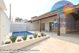 Casa lado praia com piscina á venda no bairro Oásis em Peruíbe