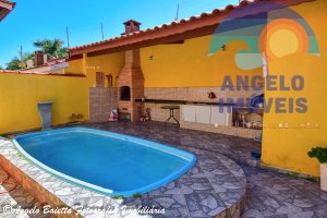 Casa com piscina á venda no bairro Continental em Peruíbe