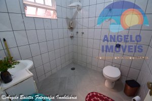 Casa com piscina á venda no bairro Continental em Peruíbe