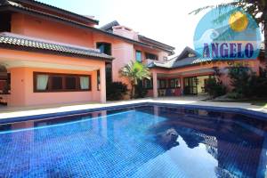 Sobrado com piscina no bairro Cidade Nova Peruibe em Peruíbe, frente ao mar